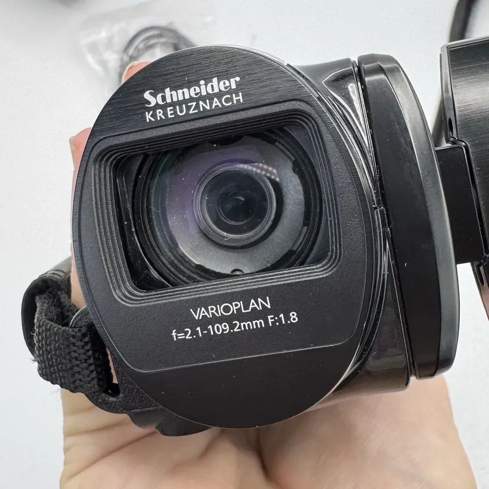 Samsung HMX-F80 HD Camcorder 16GB SD Card Case Battery Charger EUC